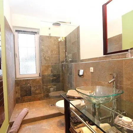 Private With 2 Bathrooms Apartment Hannover